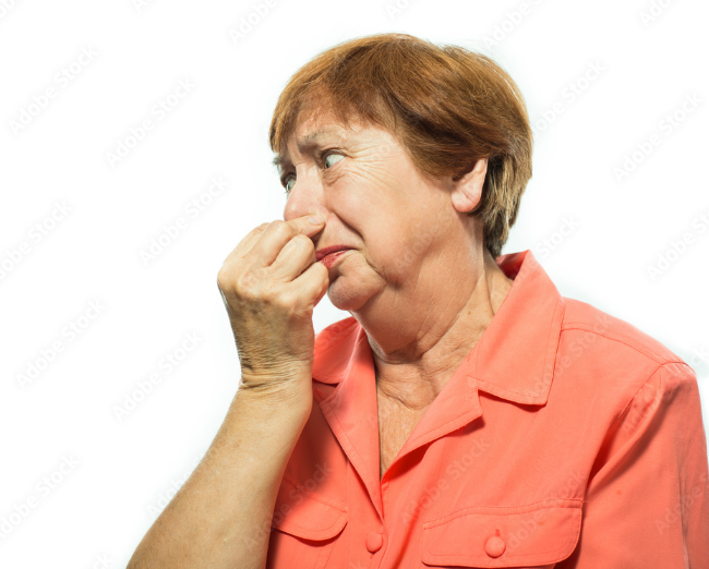 Donna che si copre il naso